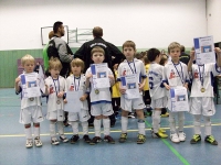 Jungs mit Urkunde
