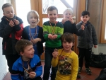 Team mit Medaille.jpg